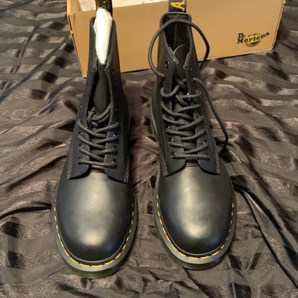 DR. MARTENS 1460 GREASY LEATHER LACE UP BOOTS - LADIES 8 - Picture 5 of 11